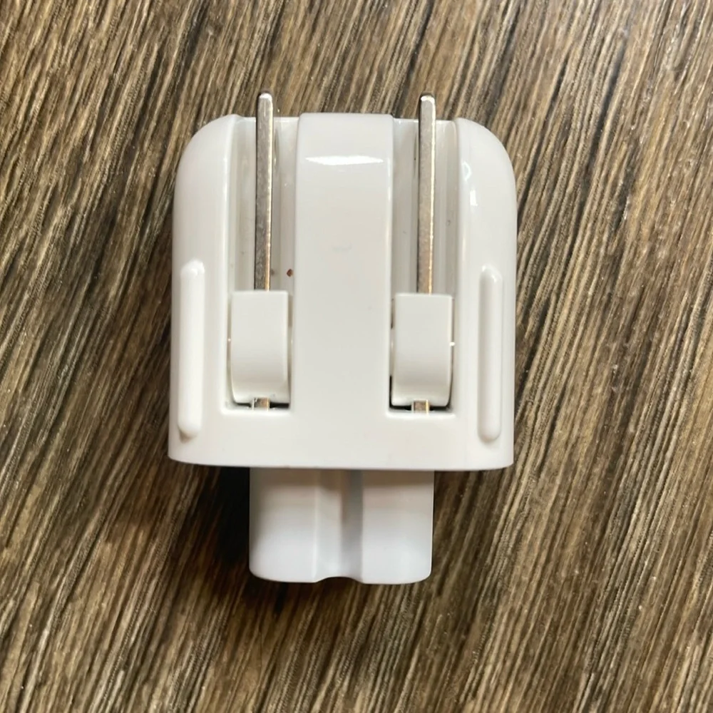 Apple Adapter Model A1555 M JET NIHON WELL SHIN 125V - 2.5A USA